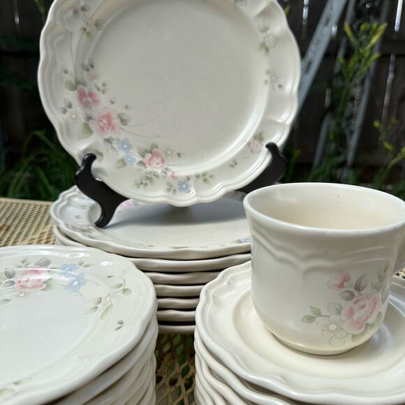 Vintage Pfaltzgraff Tea Rose Cups and Saucers Set of 4 (8 pieces) - Picture 3 of 5